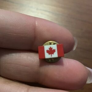 Vintage 🇨🇦 Canadian Flag pin unisex